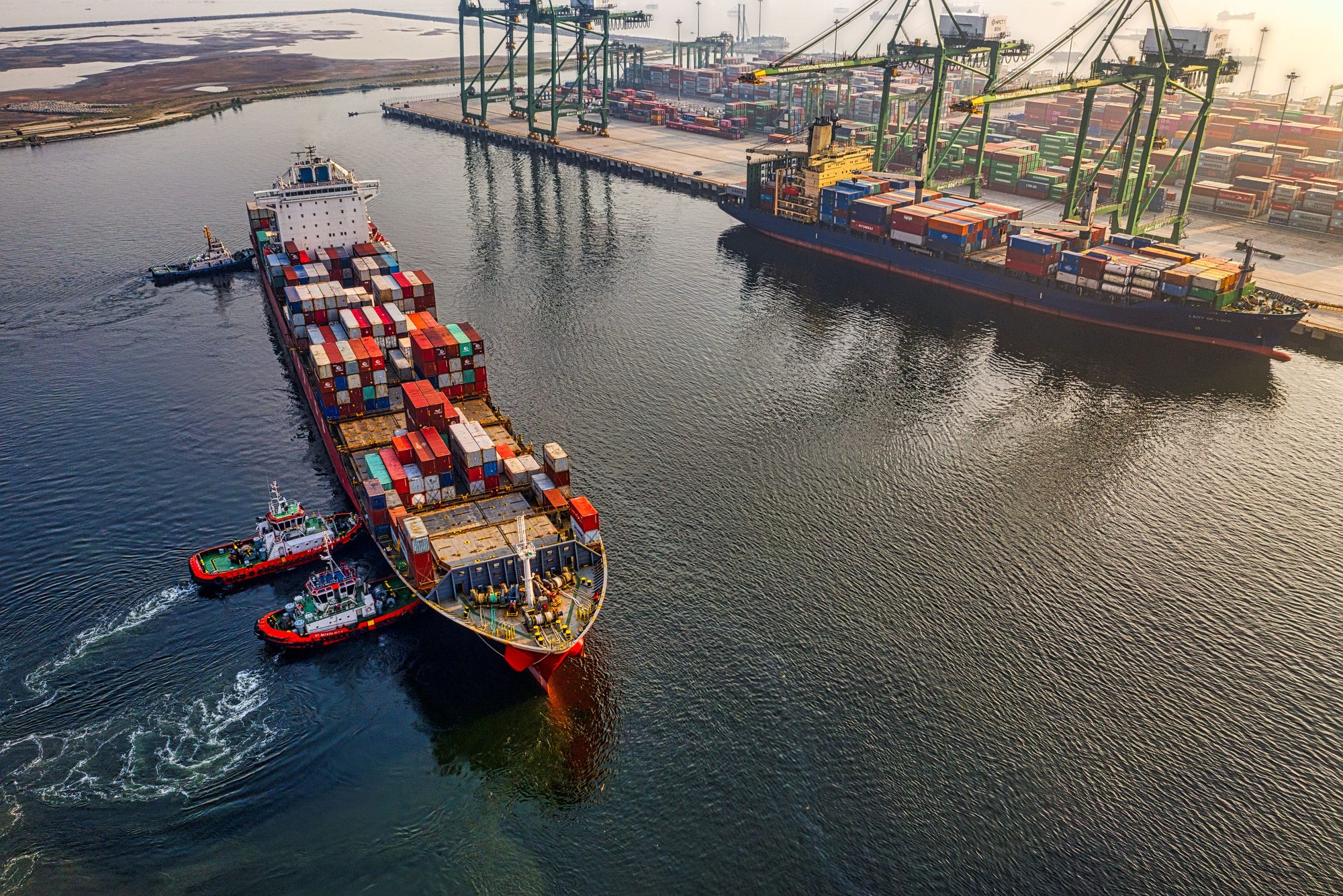 Navio porta-contêineres em operação de exportação